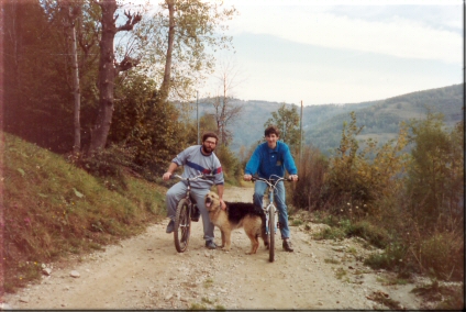cane si accoda al gruppo e ci fa da mascotte 