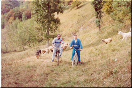 compagnia formata da Ezio, Marco, Renzo, un cane e una pecora prosegue il cammino verso un punto dove si sentiva un gran belare