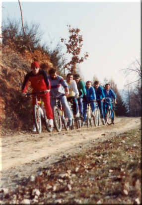 Escursione 10 dicembre 1989 2 foto di gruppo MTB con macchina fotografica semiprofessionale provvista di cavalletto telescopico