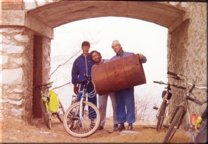 pieno alle mountain bike alla stazione di rifornimento